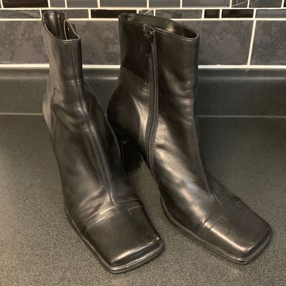 Stylish Black Square-Toe Leather Boots - Picture 2 of 5